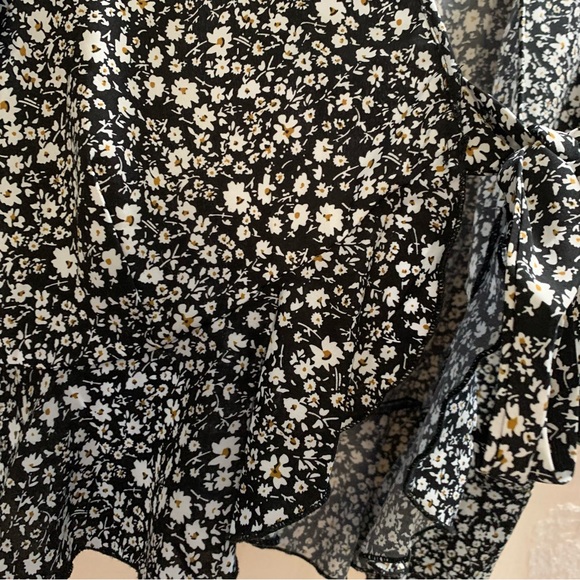 Black with White Ditsy Floral Print Tie-Front Cropped Blouse - Picture 10 of 14